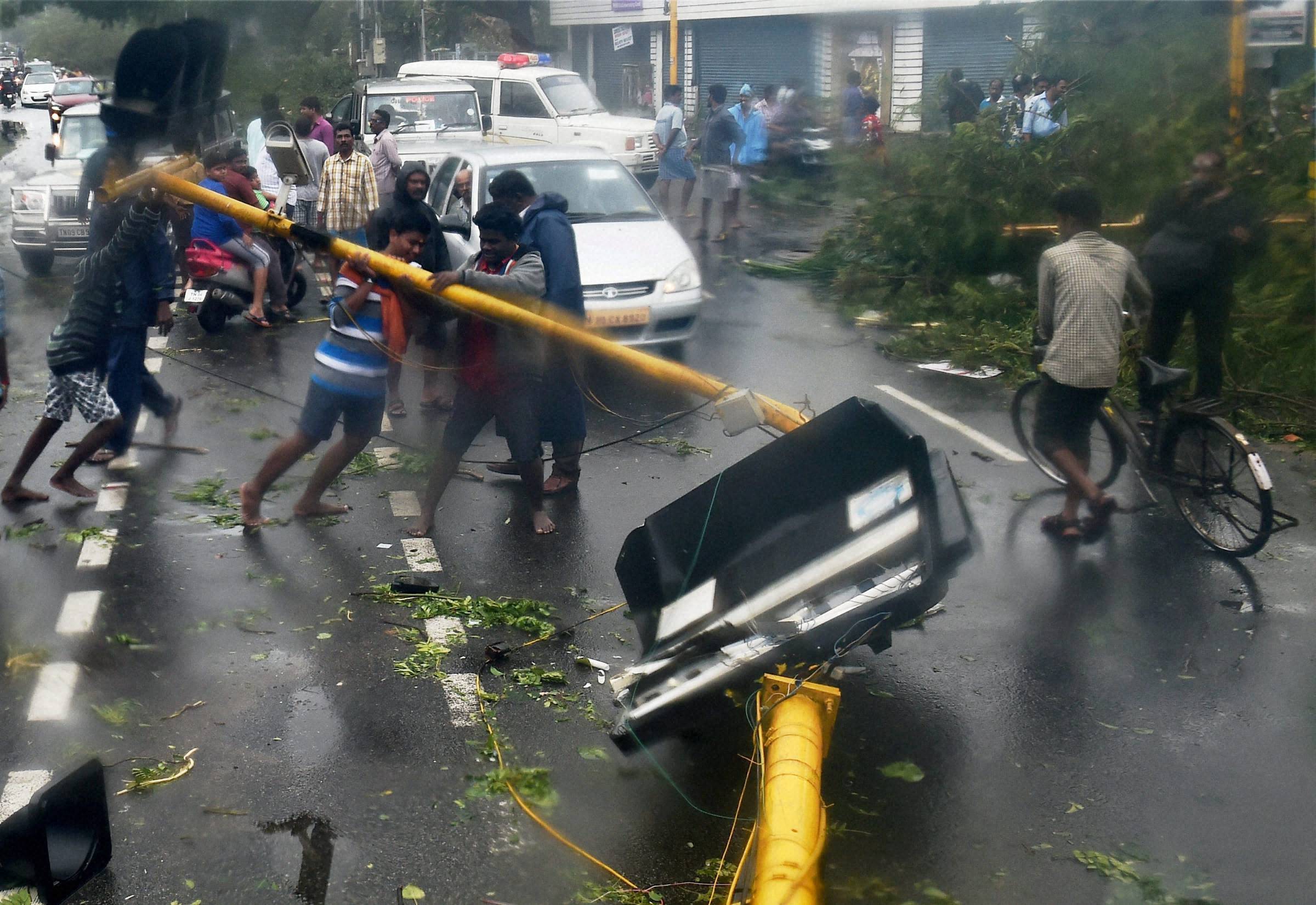 Four Dead In Tamil Nadu As Cyclone &lsquo;Vardah&rsquo; Throws Normal Life Out Of Gear
